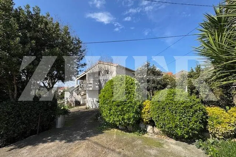 Otok Ugljan, Lukoran, kuća s okućnicom, 800 m od mora