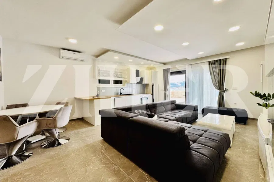 Pag, prvi red do mora, 5-sobni apartman s bazenom i dvije garaže