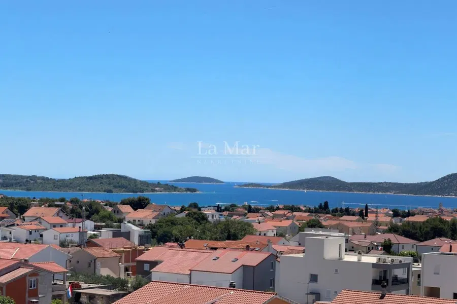 VODICE- TOP pogled- luksuzni trosobni apartmani  sa  vrtom,  GPM i VPM te spremištem
