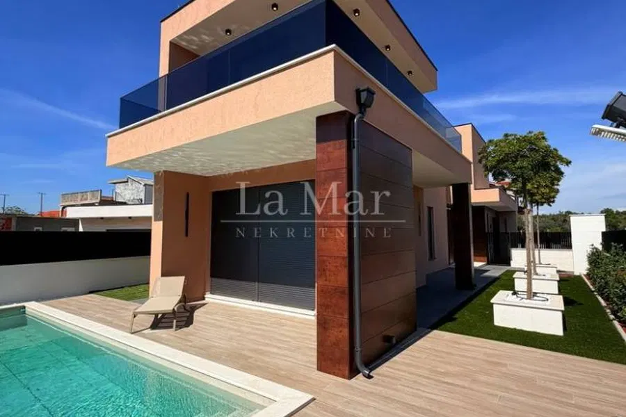 VODICE - LUKSUZNA  VILA S GRIJANIM BAZENOM –  184 m2